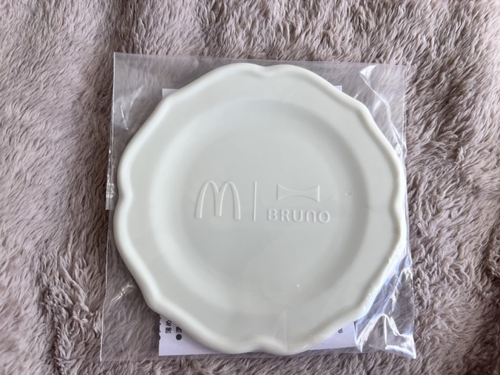 マクドナルド福袋2024に入っているBRUNOのプラスチックのお皿